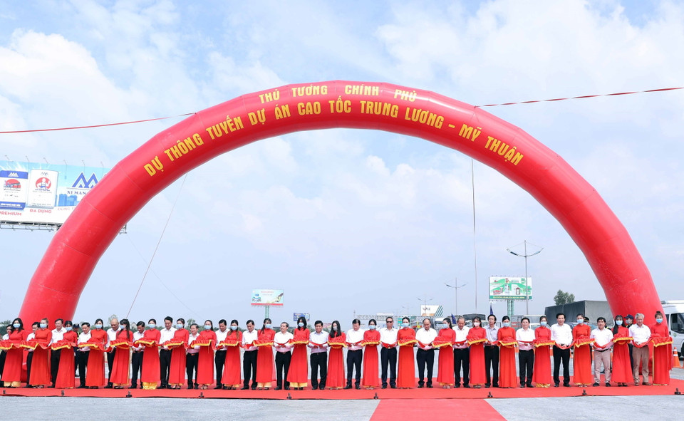 Thủ tướng Nguyễn Xuân Phúc và các đại biểu thực hiện nghi thức thông tuyến kỹ thuật cao tốc Trung Lương-Mỹ Thuận. (Ảnh: Thống Nhất/TTXVN)