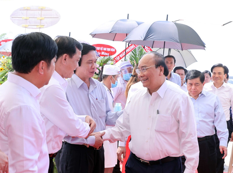Thủ tướng Nguyễn Xuân Phúc với các đại biểu dự Lễ thông tuyến kỹ thuật Dự án cao tốc Trung Lương-Mỹ Thuận. (Ảnh: Thống Nhất/TTXVN)