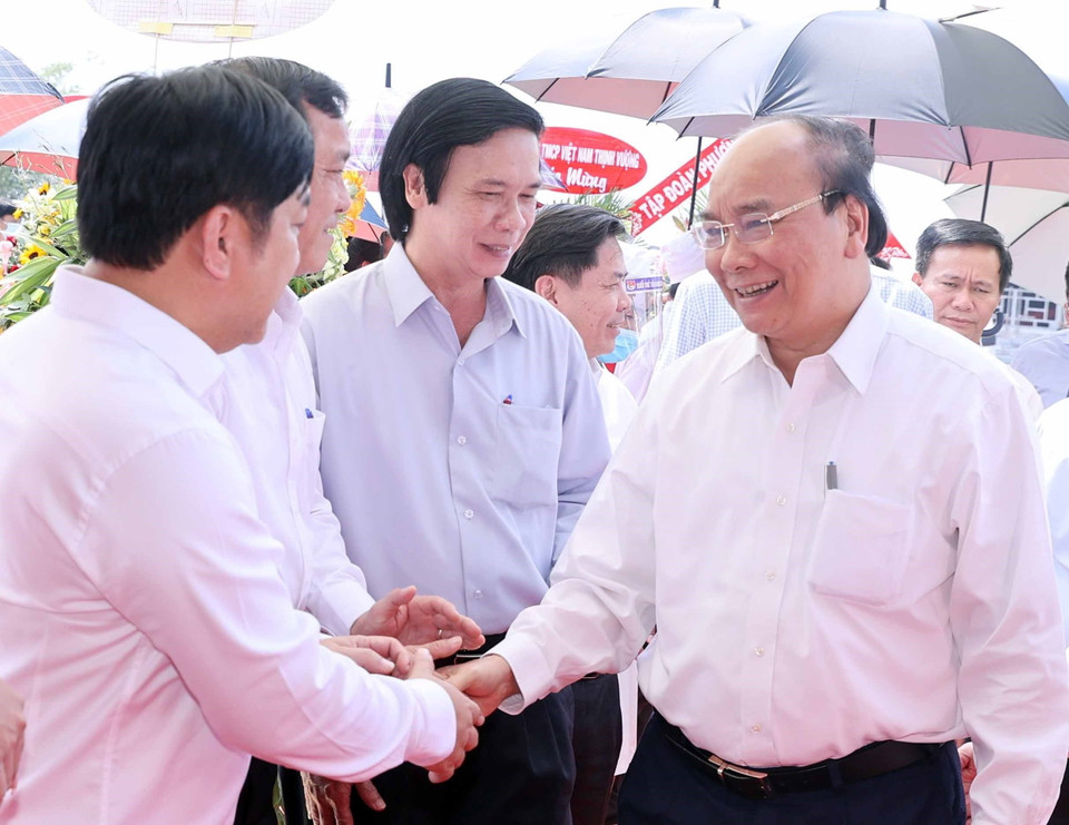 Thủ tướng Nguyễn Xuân Phúc với các đại biểu dự Lễ thông tuyến kỹ thuật Dự án cao tốc Trung Lương-Mỹ Thuận. (Ảnh: Thống Nhất/TTXVN)