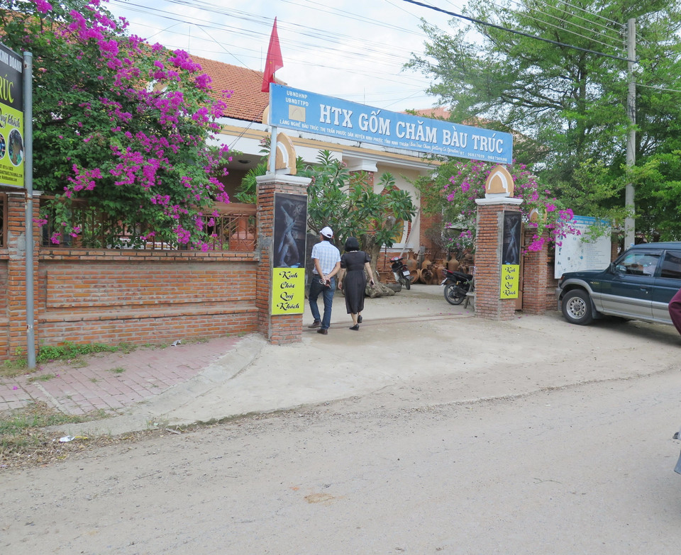 Làng gốm Bàu Trúc thuộc thị trấn Phước Dân (Ninh Phước, Ninh Thuận) là một trong những làng gốm cổ nhất Đông Nam Á còn tồn tại cho đến ngày nay. Trong ảnh: Hợp tác xã Gốm Chăm Bàu Trúc, một mô hình hiệu quả giúp bảo tồn và vực dậy thương hiệu gốm Chăm cổ truyền Bàu Trúc của đồng bào dân tộc Chăm. (Ảnh: Minh Hưng/TTXVN)