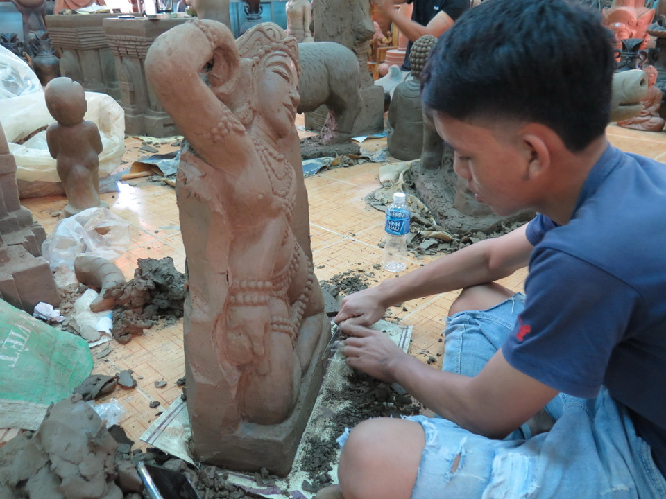 Tạo hình sản phẩm vũ nữ Apsara bằng gốm Bàu Trúc. (Ảnh: Minh Hưng/TTXVN)