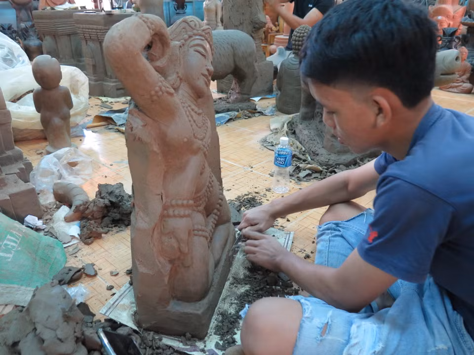 Tạo hình sản phẩm vũ nữ Apsara bằng gốm Bàu Trúc. (Ảnh: Minh Hưng/TTXVN)