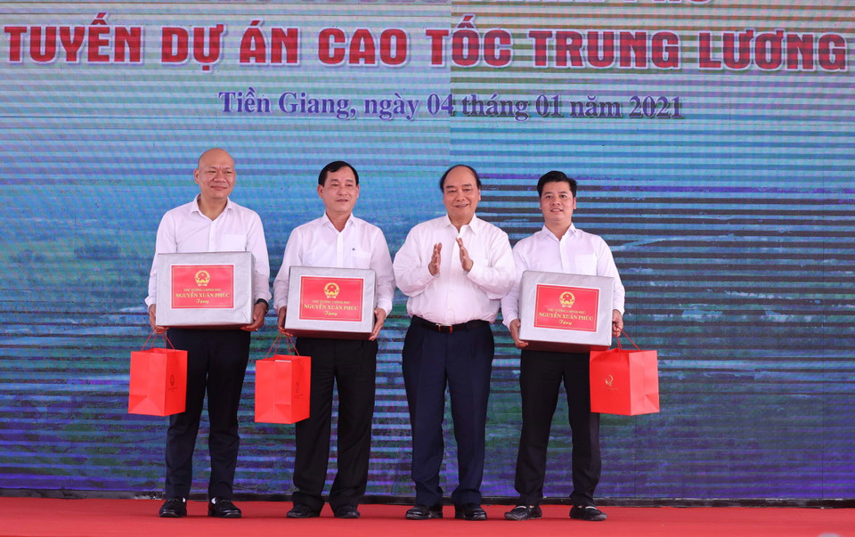 Thủ tướng Nguyễn Xuân Phúc tặng quà cho các đơn vị. (Ảnh: Thống Nhất/TTXVN)