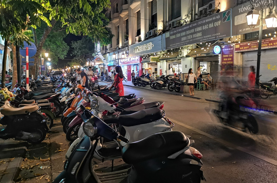 Tình trạng tái lấn chiếm vỉa hè lòng đường làm bãi giữ xe trên phố Nguyễn Xí. (Ảnh: Thành Đạt/TTXVN)