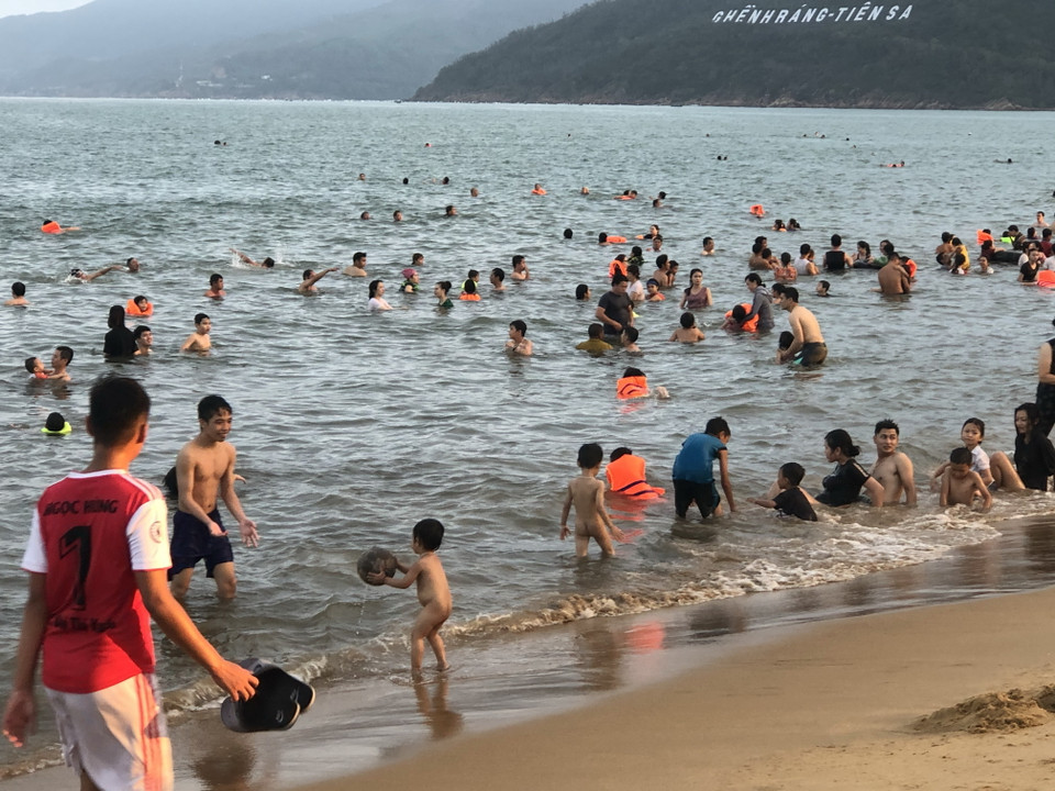 Người dân và du khách thập phương đổ về bãi biển Quy Nhơn (Bình Định). (Ảnh: Nguyên Linh/TTXVN)