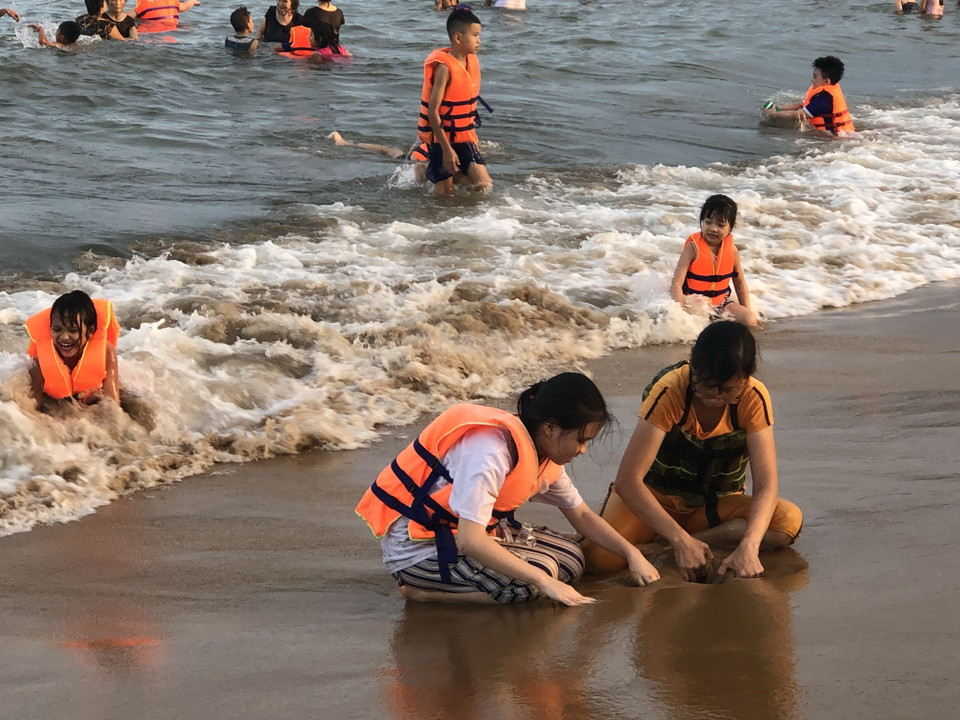 Người dân và du khách thập phương đổ về bãi biển Quy Nhơn (Bình Định). (Ảnh: Nguyên Linh/TTXVN)