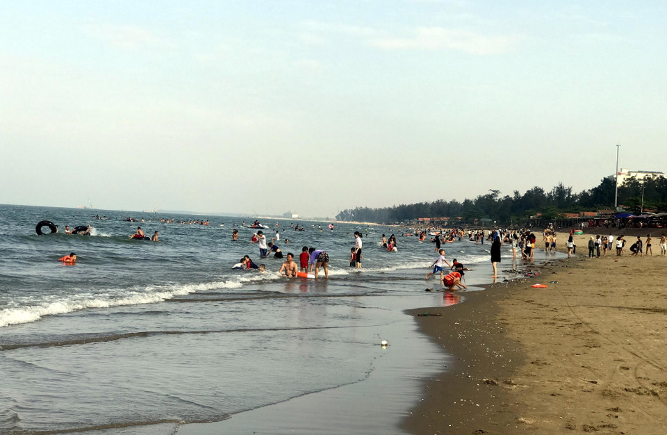 Du khách tắm mát và nghỉ dưỡng tại bãi biển Cửa Lò (Nghệ An). (Ảnh: Tá Chuyên/TTXVN)