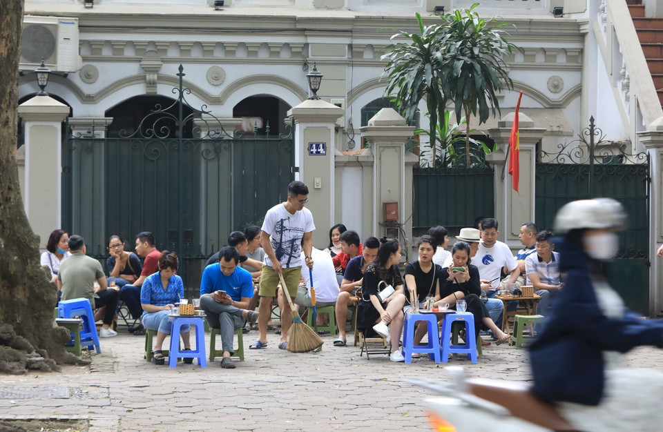 Các quán càphê trên phố Phan Đình Phùng tụ tập đông người không đảm bảo giãn khoảng cách cần thiết. (Ảnh: Thành Đạt/TTXVN)