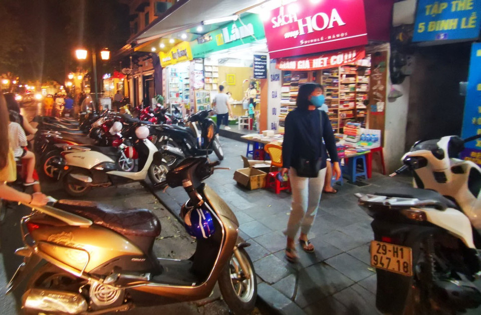 Tình trạng tái lấn chiếm vỉa hè lòng đường làm bãi giữ xe trên phố Nguyễn Xí. (Ảnh: Thành Đạt/TTXVN)