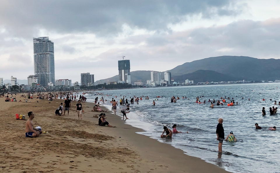 Du khách du lịch và tắm mát tại bãi biển Quy Nhơn (Bình Định). (Ảnh: Nguyên Linh/TTXVN)