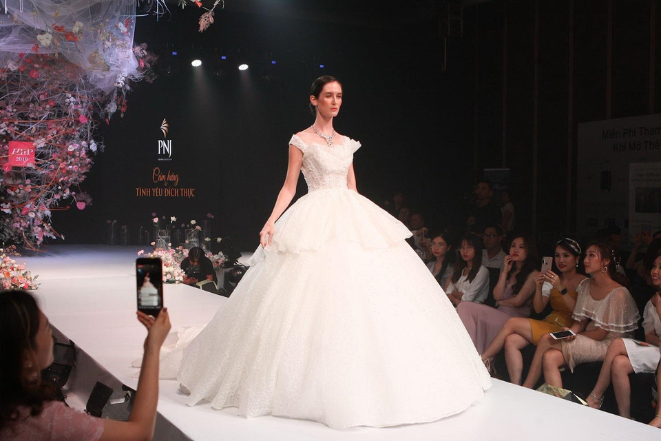  Giới thiệu bộ sưu tập váy và trang sức cưới mới nhất. (Ảnh: Thanh Tùng/TTXVN)