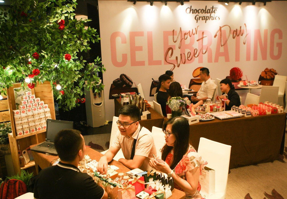 Tư vấn cho các cặp đôi về các lựa chọn trong tổ chức lễ cưới. (Ảnh: Thanh Tùng/TTXVN)