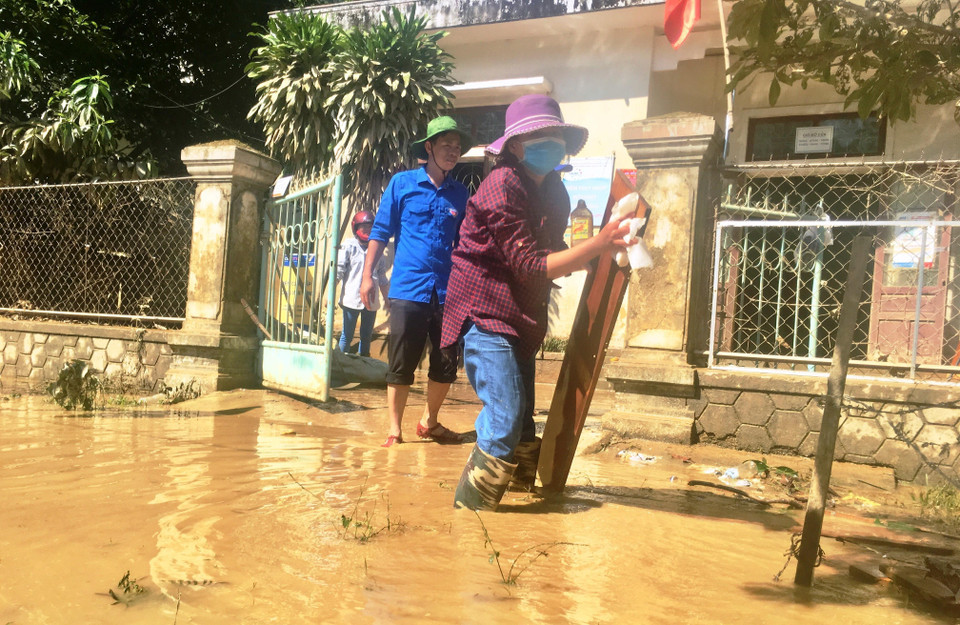 Nước lũ rút, bà con nhân dân các khu vực ngập sâu tại huyện Minh Hóa, tỉnh Quảng Bình khẩn trương lau chùi, vệ sinh các vật dụng trong gia đình. (Ảnh: Võ Dung/TTXVN)
