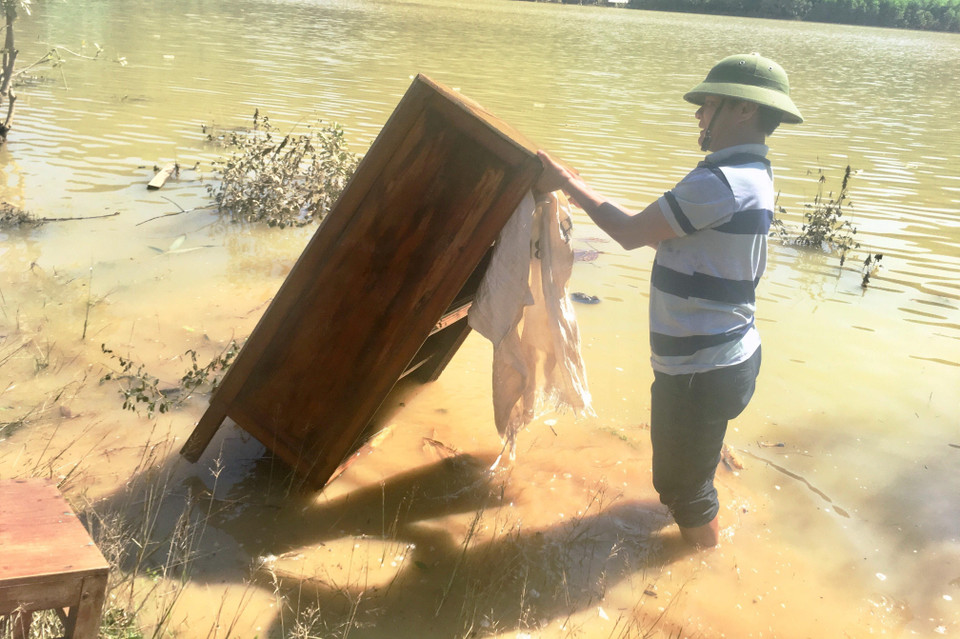 Nước lũ rút, bà con nhân dân các khu vực ngập sâu tại huyện Minh Hóa, tỉnh Quảng Bình khẩn trương lau chùi, vệ sinh các vật dụng trong gia đình. (Ảnh: Võ Dung/TTXVN)