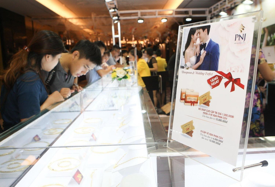 Các cặp đôi lựa chọn trang sức cho ngày cưới tại triển lãm. (Ảnh: Thanh Tùng/TTXVN)