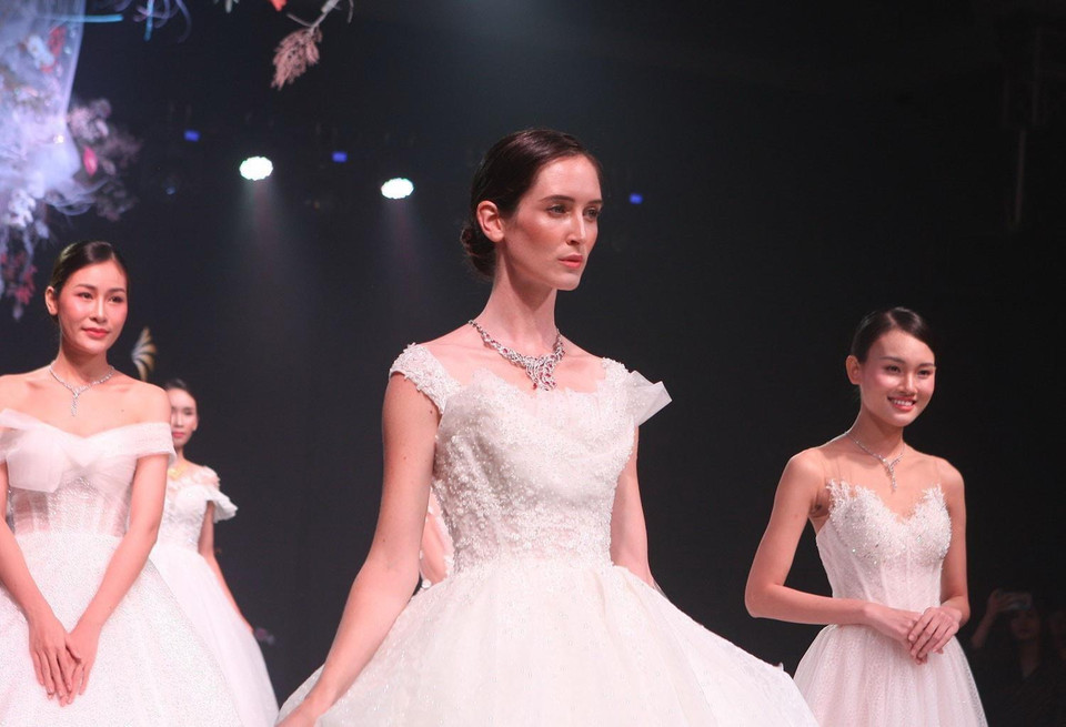 Giới thiệu bộ sưu tập váy và trang sức cưới mới nhất. (Ảnh: Thanh Tùng/TTXVN)