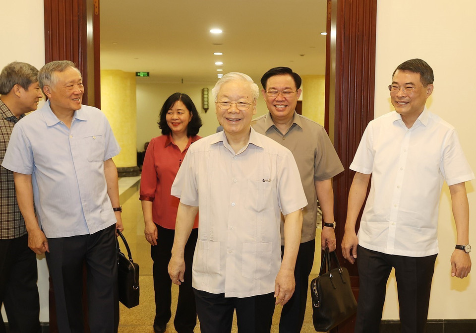 Tổng Bí thư Nguyễn Phú Trọng, các đồng chí Bộ Chính trị, Ban Bí thư và các đại biểu đến dự cuộc họp. (Ảnh: Trí Dũng/TTXVN)