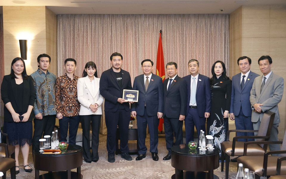 Chủ tịch Quốc hội Vương Đình Huệ với đại biểu. (Ảnh: Doãn Tấn/TTXVN)