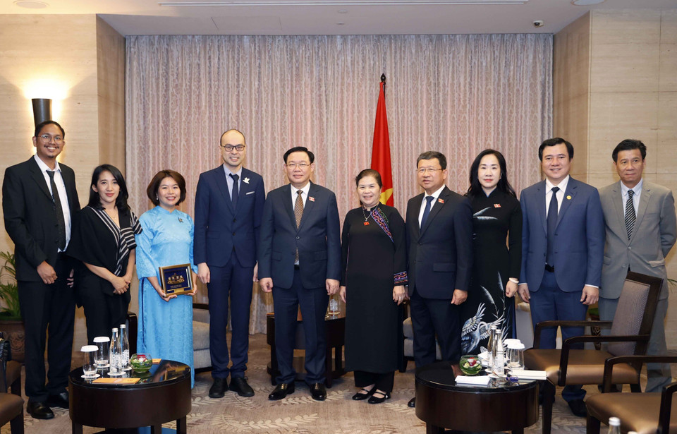 Chủ tịch Quốc hội Vương Đình Huệ với đại biểu. (Ảnh: Doãn Tấn/TTXVN)