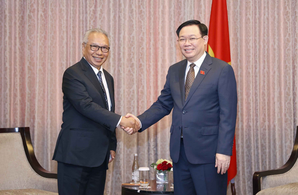 Chủ tịch Quốc hội Vương Đình Huệ tiếp ông Budiarsa Sastrawinata Chủ tịch Tập đoàn Ciputra. (Ảnh: Doãn Tấn/TTXVN)