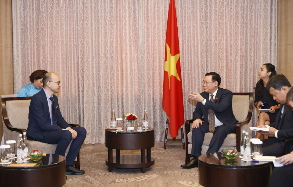 Chủ tịch Quốc hội Vương Đình Huệ tiếp ông Albert, đồng Chủ tịch sáng lập Tập đoàn Traveloka. (Ảnh: Doãn Tấn/TTXVN)