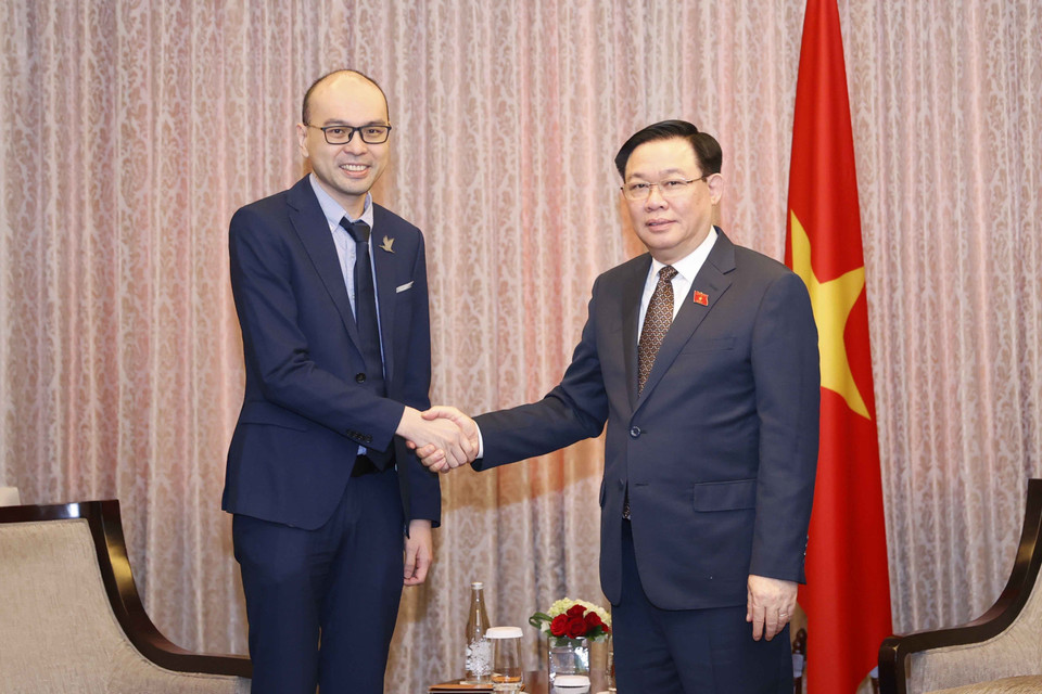 Chủ tịch Quốc hội Vương Đình Huệ tiếp ông Albert, đồng Chủ tịch sáng lập Tập đoàn Traveloka. (Ảnh: Doãn Tấn/TTXVN)