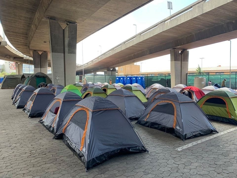 Lều tạm cho người vô gia cư được bố trí phía dưới đường trên cao để giảm thiểu tác động của thời tiết. (Ảnh: Phi Hùng/TTXVN)