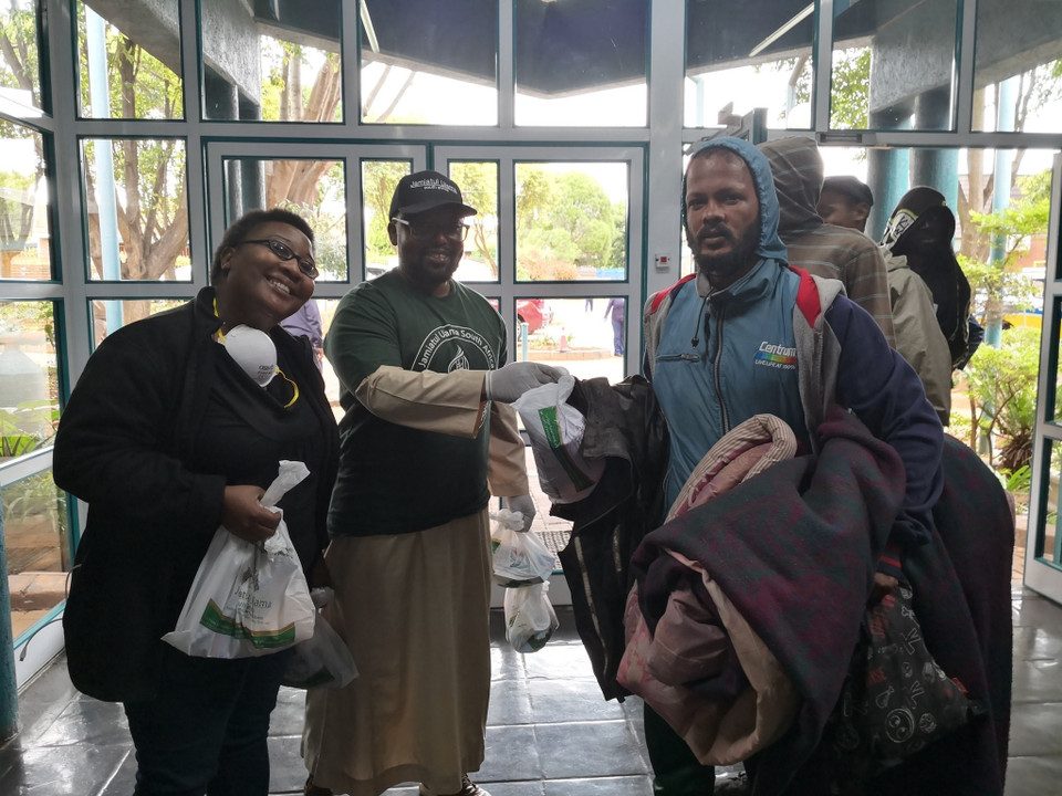 Tổ chức từ thiện cung cấp chăn và gối cho người vô gia cư tại khu vực Benoni, ngoại ô thủ đô Pretoria. (Ảnh: Phi Hùng/TTXVN)