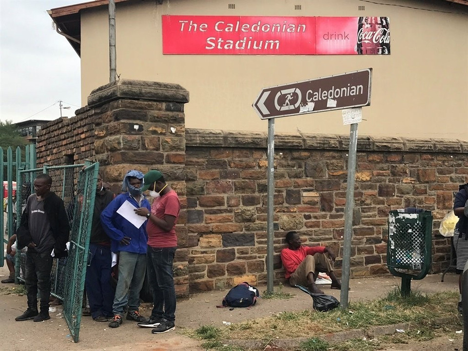 Theo thống kê, hiện Nam Phi có khoảng 200.000 người vô gia cư sống chủ yếu bằng những công việc không chính thức như thu nhặt rác, trông xe, làm vườn…. và xin ăn. Trong ảnh: Người vô gia cư tập trung trước cổng một khu nhà tạm dành cho người không nhà cửa tại thủ đô Pretoria. (Ảnh: Phi Hùng/TTXVN)