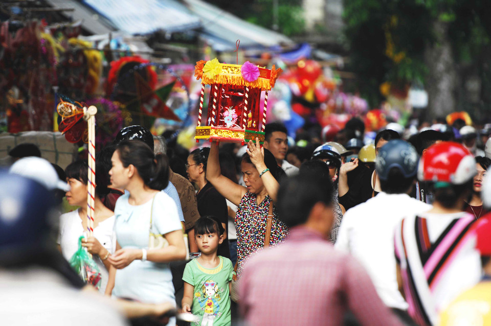 Vẫn có người tìm mua những món đồ chơi cổ truyền như đèn cù hay đèn kéo quân. (Ảnh: Minh Đức/TTXVN)