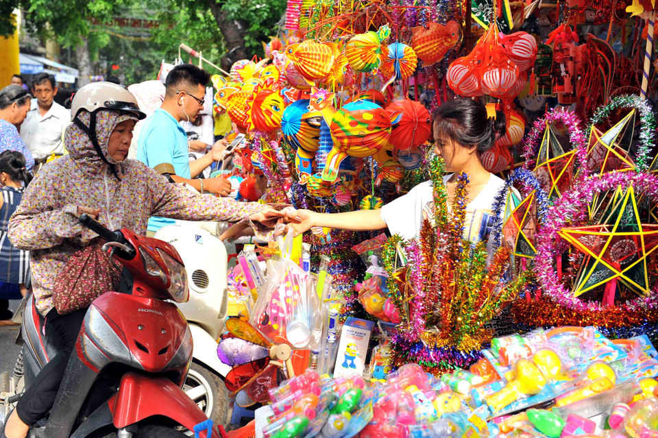 Sau vài năm xuất hiện, loại đèn lồng giấy nhựa sản xuất trong nước trở nên thịnh hành, trong khi đèn lồng Trung Quốc gần như không còn bày bán. (Ảnh: Minh Đức/TTXVN)