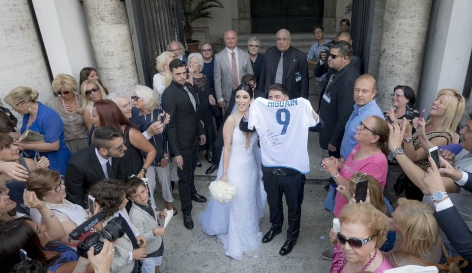 Gonzalo Higuain, chân sút của Napoli, đã gửi đôi vợ chồng Maradona một chiếc áo đấu để làm quà cưới. (Nguồn: La Repubblica)