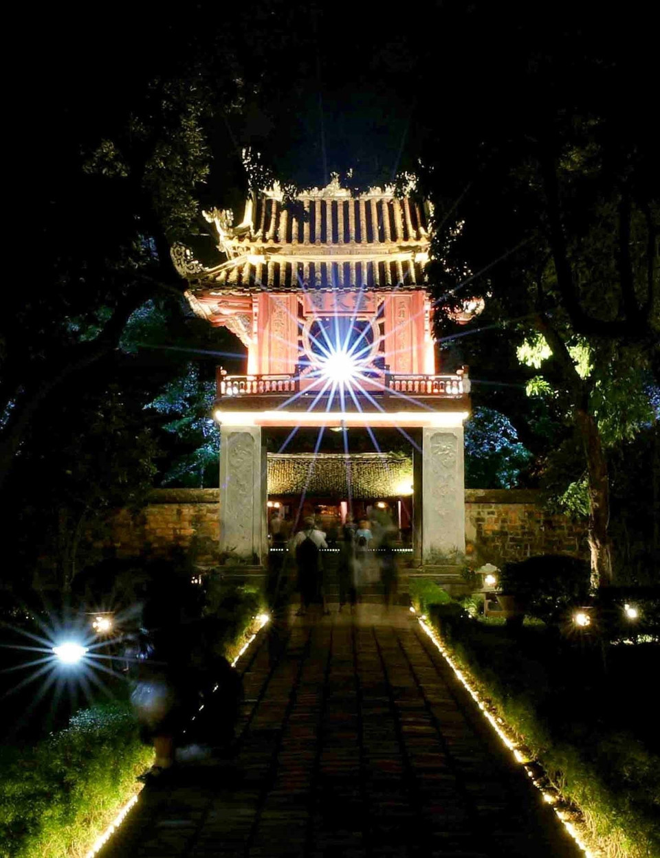 Khuê Văn Các lung linh trong tour đêm Văn Miếu-Quốc Tử Giám "Tinh hoa Đạo học" . (Ảnh: Nhật Anh/TTXVN)