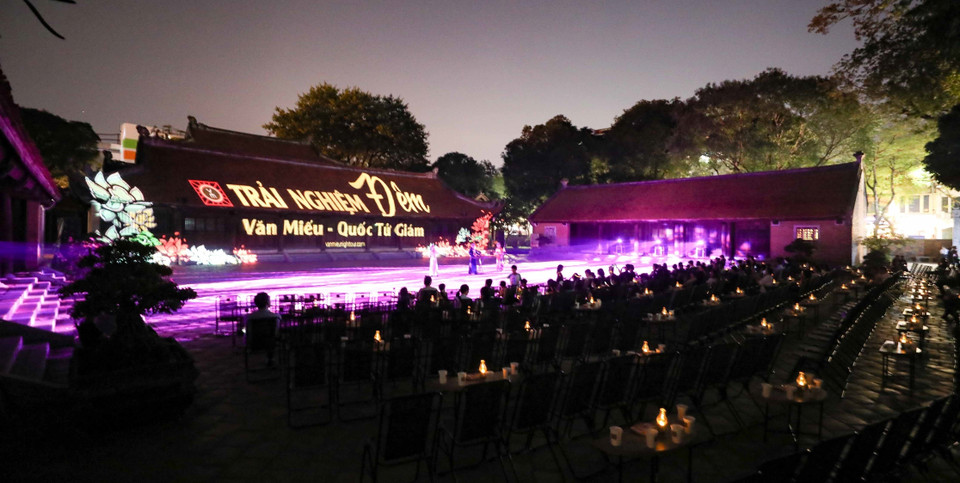 Show trình chiếu mapping 3D theo chủ đề “Tinh hoa Đạo học” tại khu Thái học giúp cho khách tham quan khám phá những giá trị tinh túy nhất trong đạo học của người Việt. Tất cả cùng hòa quyện tạo nên một bữa tiệc của ánh sáng, âm thanh và cảm xúc. (Ảnh: Thanh Tùng/TTXVN)