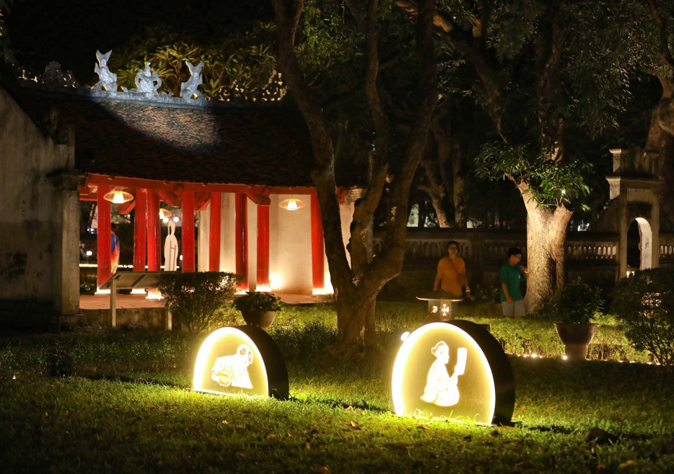 Tổ chức tour đêm Văn Miếu-Quốc Tử Giám nhằm phát huy giá trị đặc trưng về đạo học của khu Di tích thu hút khách đến tham quan, trải nghiệm về đêm. (Ảnh: Thanh Tùng/TTXVN)