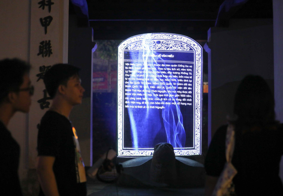 Cả không gian di tích được “biến hóa” bởi hệ thống ánh sáng và công nghệ 3D mapping tạo nên một diện mạo mới, lung linh, huyền ảo và mang lại nhiều cảm xúc cho khách. (Ảnh: Thanh Tùng/TTXVN)