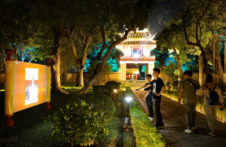 Tour đêm Văn Miếu-Quốc Tử Giám mang đến cho du khách những trải nghiệm mới, khác biệt so với việc tham quan di tích ban ngày. (Ảnh: Thanh Tùng/TTXVN)