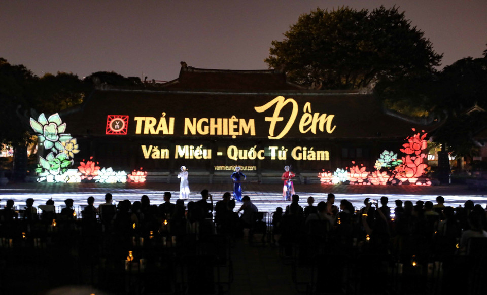 Show trình chiếu mapping 3D theo chủ đề “Tinh hoa Đạo học” tại khu Thái học giúp cho khách tham quan khám phá những giá trị tinh túy nhất trong đạo học của người Việt. Tất cả cùng hòa quyện tạo nên một bữa tiệc của ánh sáng, âm thanh và cảm xúc. (Ảnh: Thanh Tùng/TTXVN)