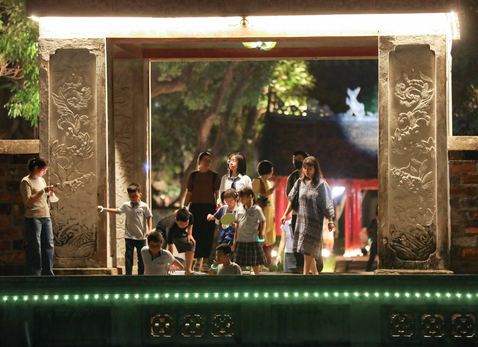 Du khách trải nghiệm tại tour đêm Văn Miếu-Quốc Tử Giám. (Ảnh: Thanh Tùng/TTXVN)