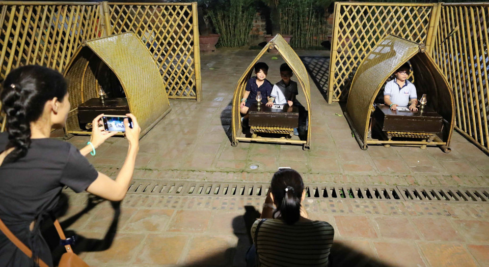 Trong hành trình tham quan tour đêm, du khách được trải nghiệm nhiều hoạt động ấn tượng. (Ảnh: Thanh Tùng/TTXVN)