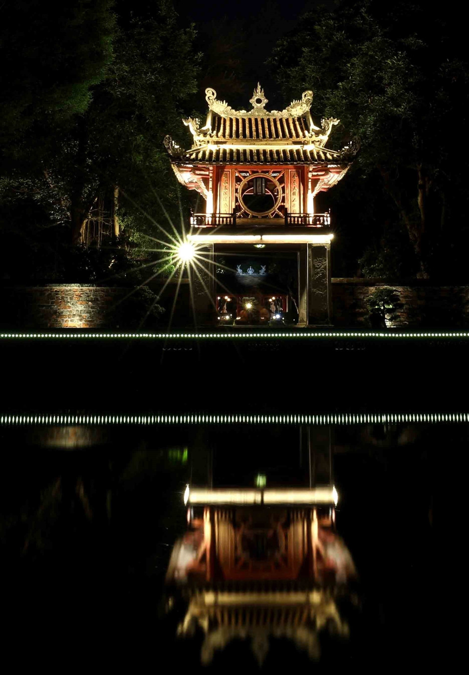 Những công trình đặc trưng của di tích như Khuê Văn Các, vườn Bia Tiến sỹ, giếng Thiên Quang, khu Bái đường... được khai thác hiệu quả trong việc chuyển tải những giá trị, ý nghĩa của đạo học. (Ảnh: Nhật Anh/TTXVN)