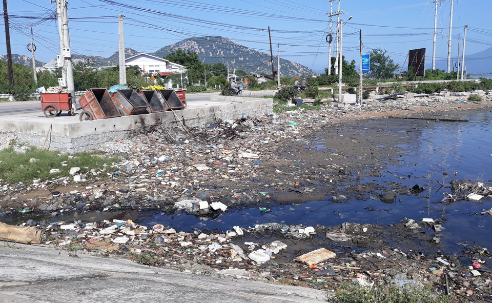 Dù có nơi thu gom rác, nhưng do nhiều người thiếu ý thức nên rác thải vẫn ngổn ngang tại khu vực cầu Tri Thủy (huyện Ninh Hải). (Ảnh: Nguyễn Thành/TTXVN)