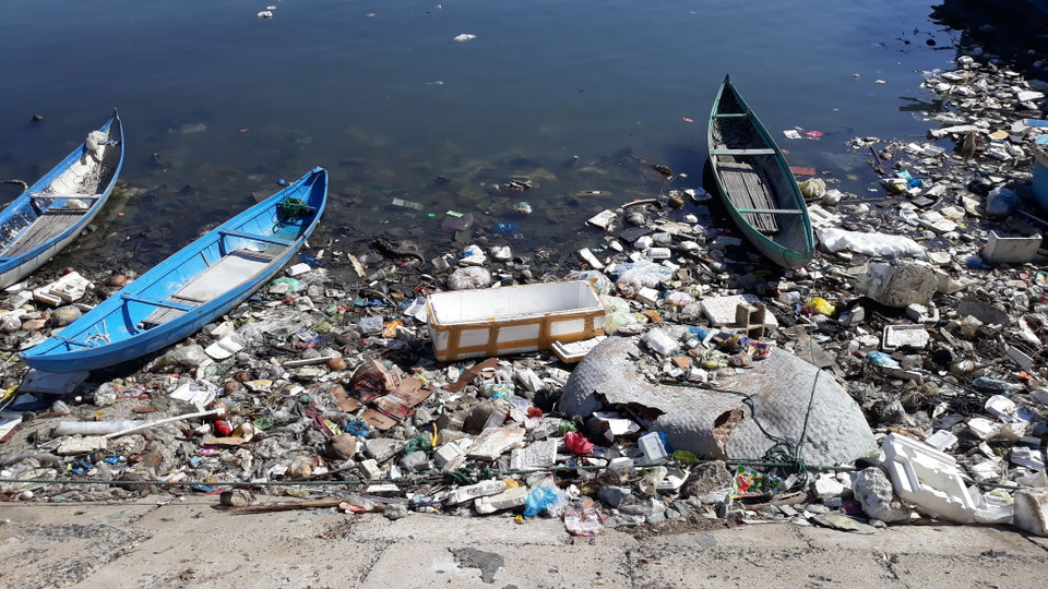 Nhiều loại rác thải khó phân hủy nổi lềnh bềnh trên mặt nước biển tại khu vực Đầm Nại, huyện Ninh Hải. (Ảnh: Nguyễn Thành/TTXVN)