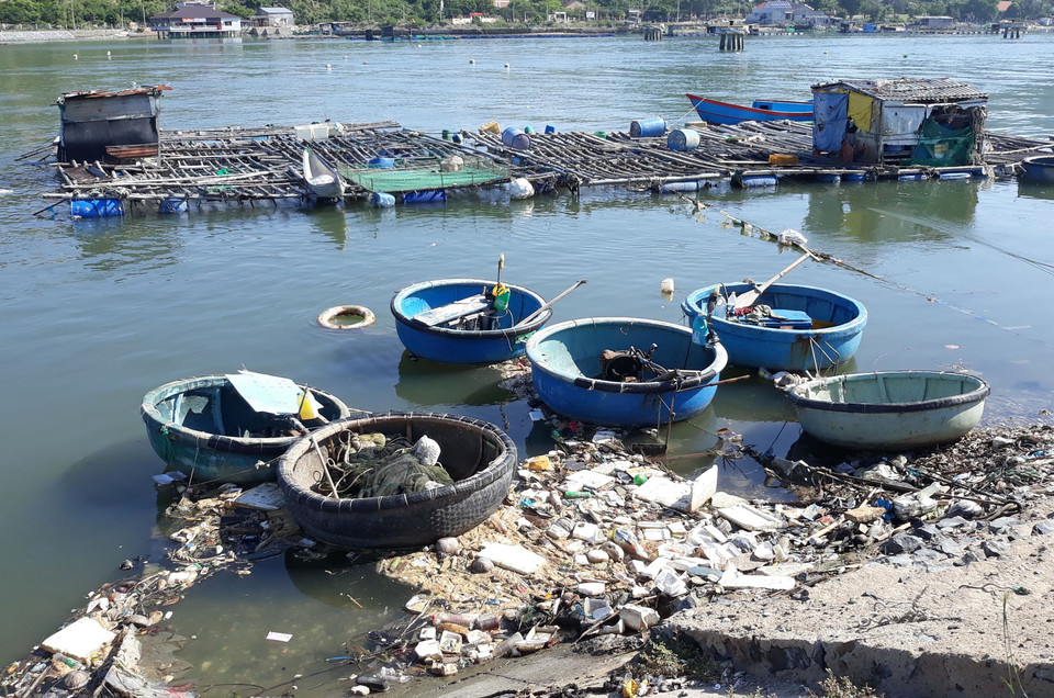 Rác thải bao quanh khu vực lồng bè nuôi hải sản. (Ảnh: Nguyễn Thành/TTXVN)