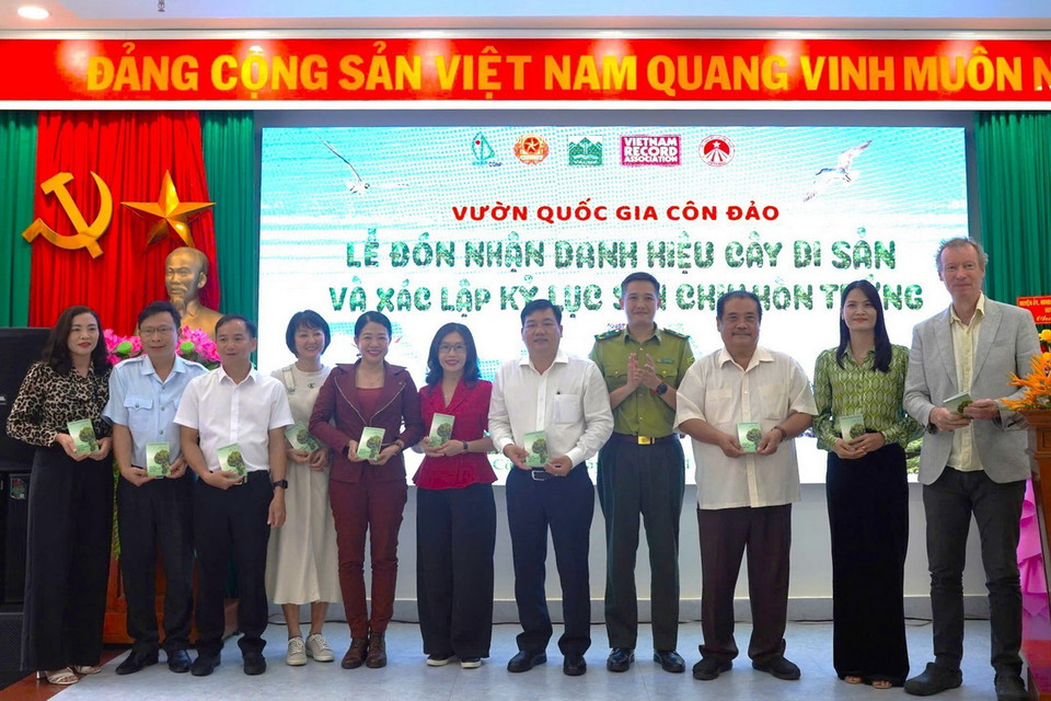 Ông Hà Hải Bình, Phó Cục trưởng Cục Kiểm lâm trao hộ chiếu Vườn Quốc gia Việt Nam cho các đại biểu. (Ảnh: Huỳnh Sơn/TTXVN)