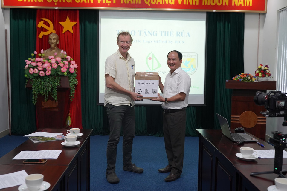 Ông Jake Brunner, Giám đốc IUCN khu vực Hạ lưu sông MêKông-Trưởng đại diện IUCN trao 1.500 thẻ đeo định danh rùa biển cho Ban quản lý Vườn Quốc gia Côn Đảo. (Ảnh: Huỳnh Sơn/TTXVN)