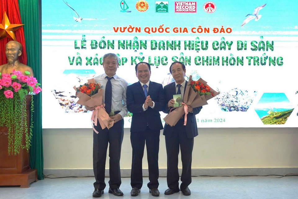 Ông Nguyển Khắc Pho, Giám đốc Ban quản lý Vườn Quốc gia Côn Đảo trao hộ chiếu Vườn Quốc gia Việt Nam cho các đại biểu. (Ảnh: Huỳnh Sơn/TTXVN)