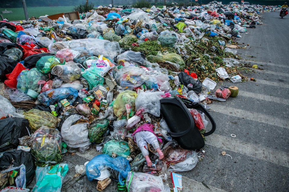 Búp bê, ghế gãy, rau củ quả... tất cả ngổn ngang chất đầy lên lòng đường vốn dành để đi lại. (Ảnh: Minh Sơn/Vietnam+)