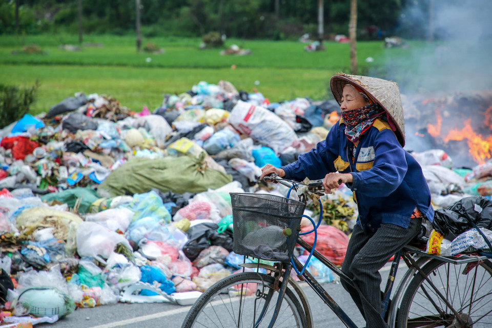Từ hơn 2 tuần nay, khu vực đường Triều Khúc và đường Tân Triều mới (xã Tân Triều, huyện Thanh Trì, Hà Nội) đã bất ngờ trở thành điểm tập kết rác thải. (Ảnh: Minh Sơn/Vietnam+)