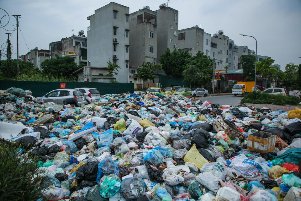Rác bủa vây tứ bề. (Ảnh: Minh Sơn/Vietnam+)